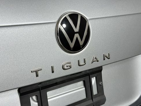 Used 2023 Volkswagen Tiguan SE R-Line image 8