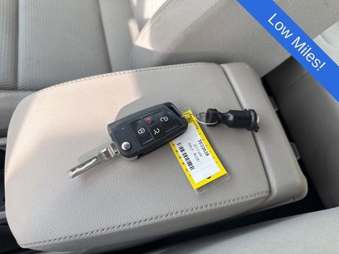 Used 2017 Volkswagen Golf S image 29