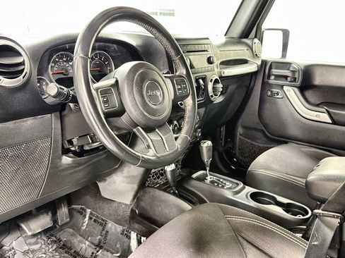 Used 2015 Jeep Wrangler Unlimited Sahara AWD/4WD image 12