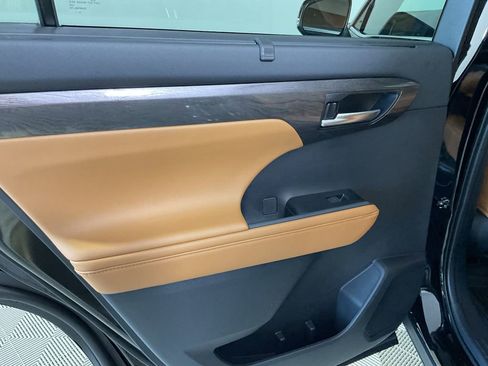 New 2026 Toyota Highlander Platinum AWD/4WD image 19
