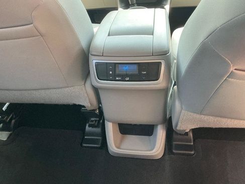 Used 2019 Toyota Highlander LE FWD image 9