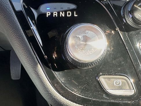 Used 2024 Chrysler Pacifica Select image 39