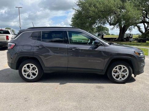 Used 2024 Jeep Compass Latitude AWD/4WD image 4