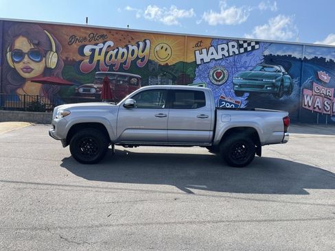 Used 2019 Toyota Tacoma SR5 AWD/4WD image 2