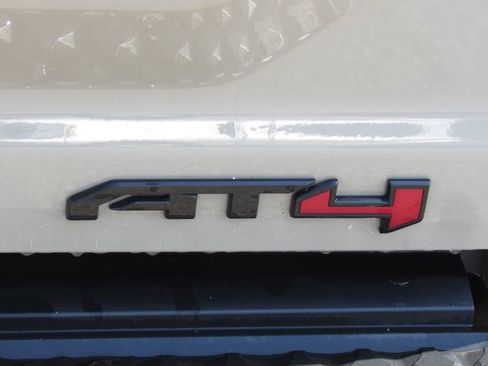 Used 2023 GMC Canyon AT4 w/ LPO, Sports Bar Package AWD/4WD image 11