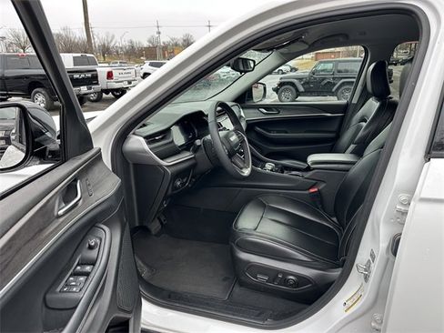 Used 2023 Jeep Grand Cherokee Limited image 35