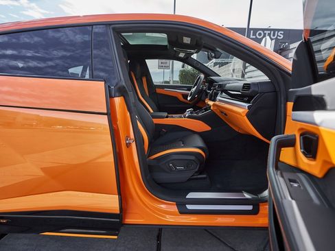 Used 2025 Lamborghini Urus SE image 22