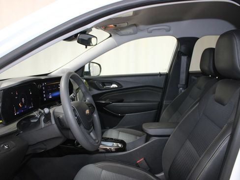 Used 2025 Chevrolet Trax LT FWD image 16