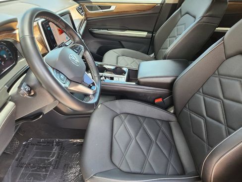 Used 2025 Volkswagen Atlas SE AWD/4WD image 4