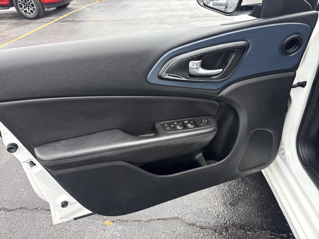 Used 2015 Chrysler 200 S w/ Comfort Group FWD image 19