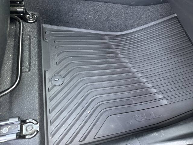 Used 2025 Kia Soul LX w/ LX Technology Package FWD image 24