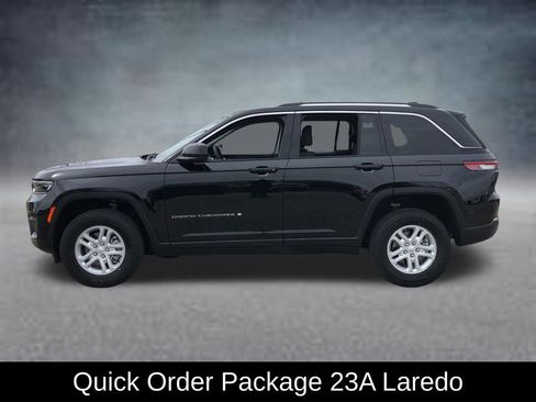 Used 2023 Jeep Grand Cherokee Laredo image 3