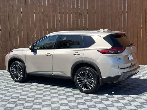 Used 2025 Nissan Rogue SL w/ Tech Package FWD image 16