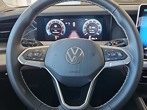 New 2025 Volkswagen Tiguan SE image 32