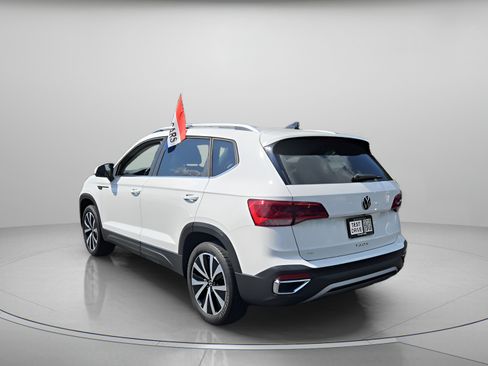 Used 2023 Volkswagen Taos SE w/ Panoramic Sunroof Package FWD image 3
