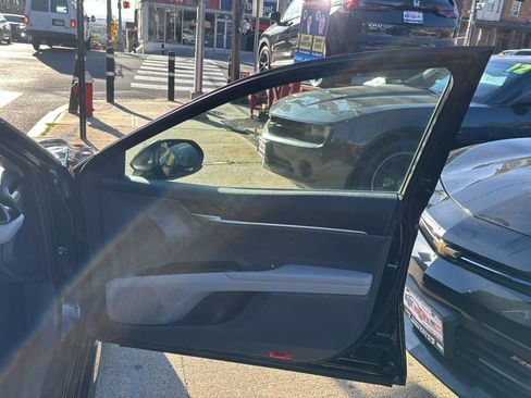 Used 2020 Toyota Camry LE image 13