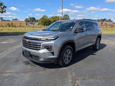 Used 2024 Chevrolet Traverse LT image 7