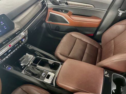 Used 2024 Kia Telluride EX w/ EX Captain's Chair Package FWD image 29