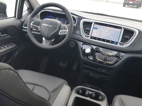 New 2026 Chrysler Pacifica Select image 12