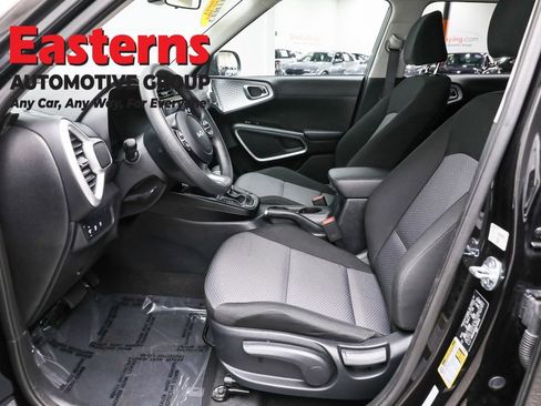 Used 2025 Kia Soul LX w/ LX Technology Package FWD image 14