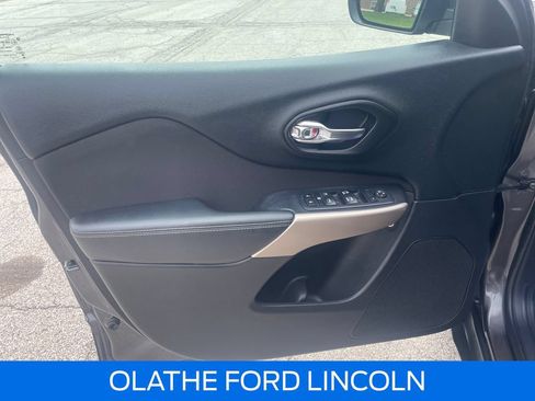Used 2017 Jeep Cherokee Latitude FWD image 19