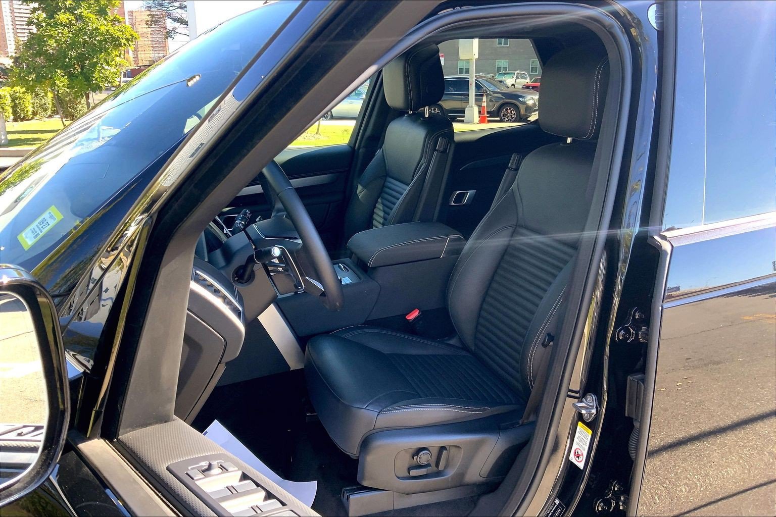 Certified 2025 Land Rover Discovery Dynamic SE AWD/4WD image 7