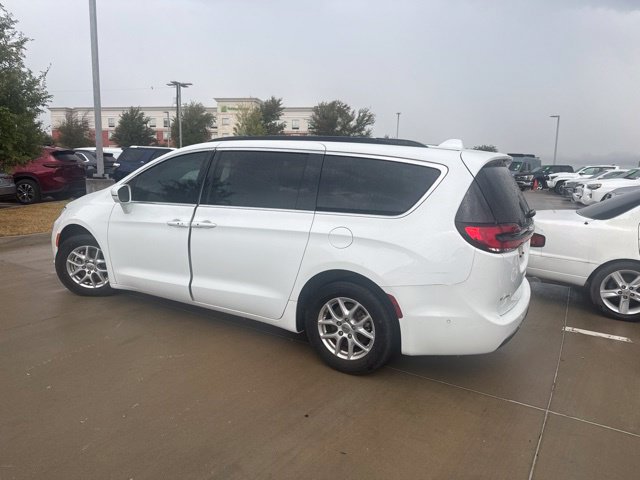 Used 2022 Chrysler Pacifica Touring-L w/ Uconnect Theater Family Group FWD image 4