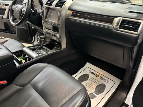 Used 2018 Lexus GX 460 image 33