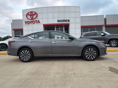 Used 2025 Nissan Altima 2.5 SV AWD/4WD image 3