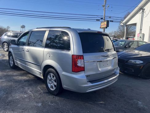 Used 2011 Chrysler Town & Country Touring image 9