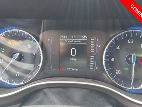 Used 2022 Chrysler Voyager LX FWD image 6