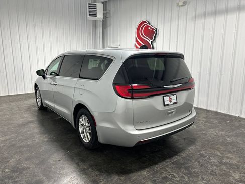 Used 2024 Chrysler Pacifica Touring-L FWD image 3