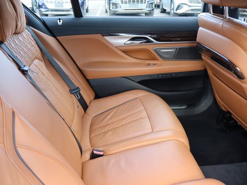 Used 2022 BMW 750i xDrive w/ Luxury Rear Seating Package image 16