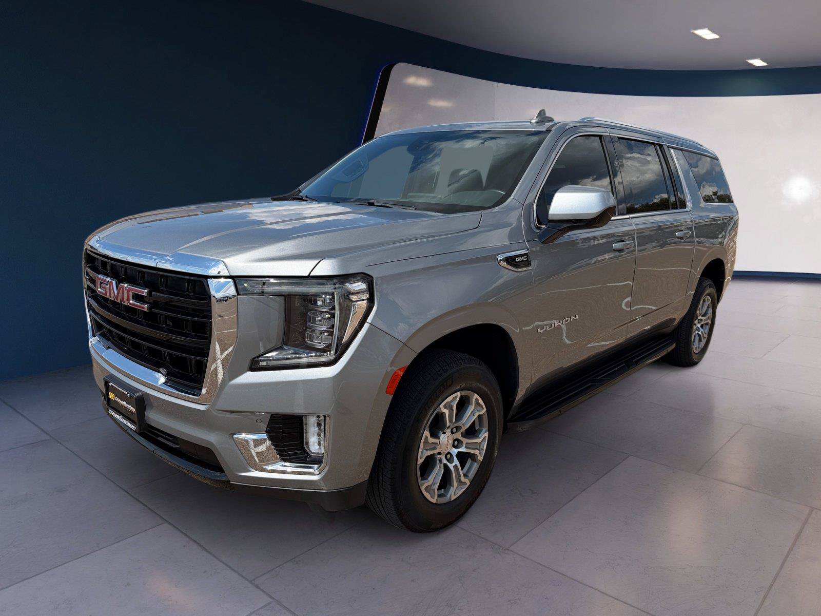 Used 2024 GMC Yukon XL SLE RWD image 1