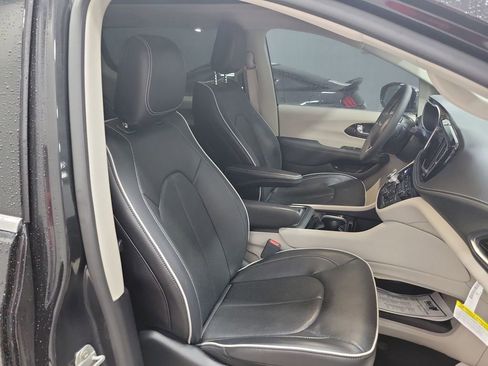 Used 2023 Chrysler Pacifica Limited image 27