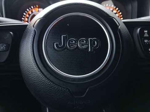 Used 2024 Jeep Gladiator Rubicon w/ Convenience Group AWD/4WD image 5