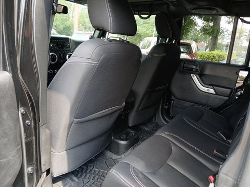 Used 2014 Jeep Wrangler Unlimited Rubicon image 12