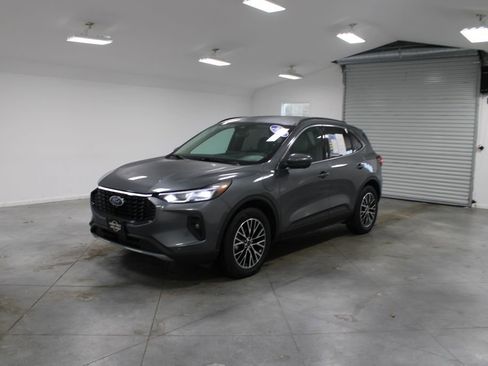 Used 2023 Ford Escape SE w/ PHEV Premium Package image 4