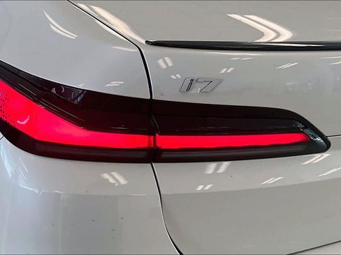 Used 2025 BMW i7 xDrive60 AWD/4WD image 27