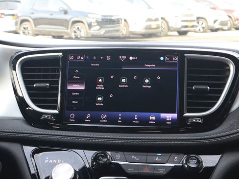 Used 2025 Chrysler Pacifica Limited FWD image 27