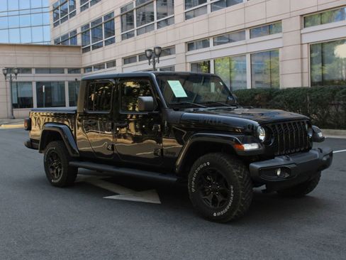 Used 2022 Jeep Gladiator Sport image 2