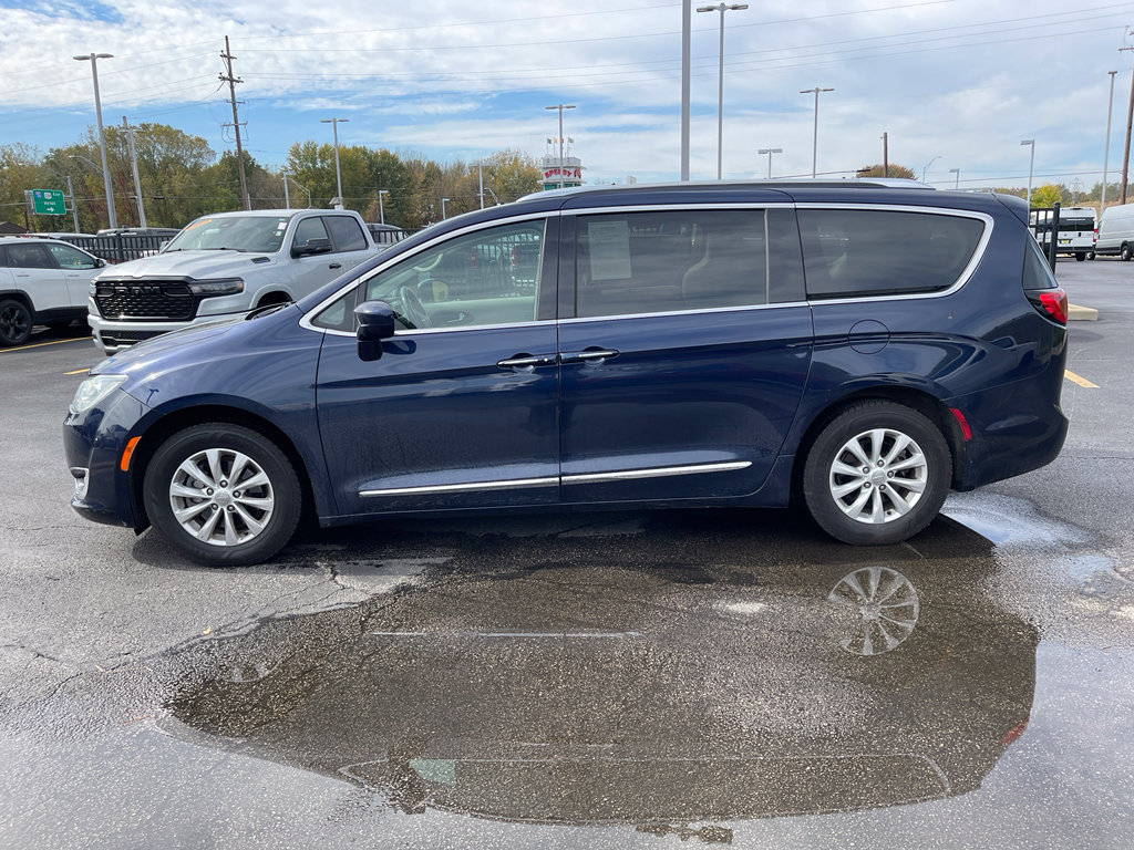 Used 2019 Chrysler Pacifica Touring-L FWD image 2