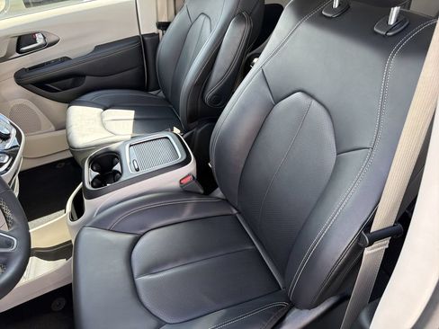 Used 2024 Chrysler Pacifica Touring-L FWD image 19