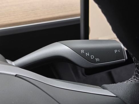 Used 2024 Tesla Model Y Long Range AWD/4WD image 23