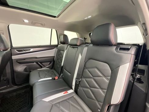 Used 2025 Volkswagen Atlas Peak Edition SE AWD/4WD image 2