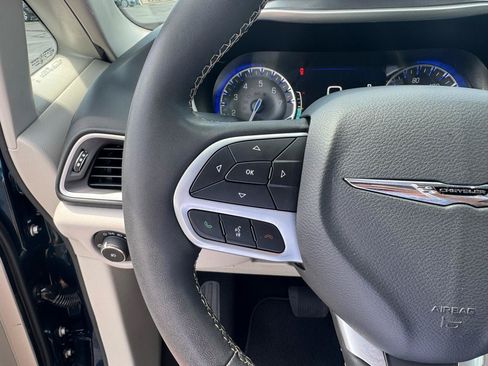 Used 2023 Chrysler Pacifica Touring-L FWD image 26