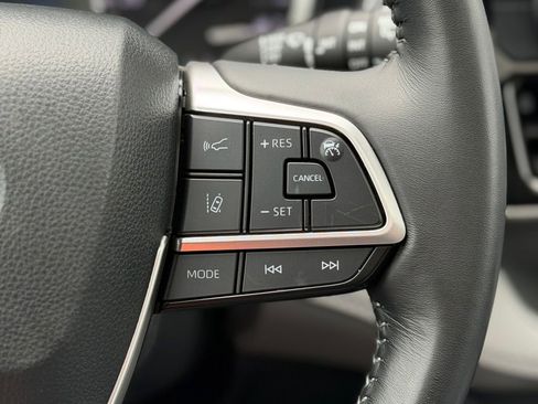 Used 2022 Toyota Highlander XLE AWD/4WD image 17