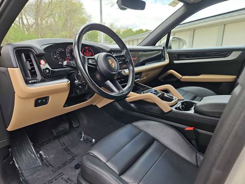 Certified 2024 Porsche Cayenne AWD/4WD image 14