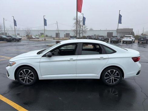 Used 2024 Volkswagen Jetta Sport image 9