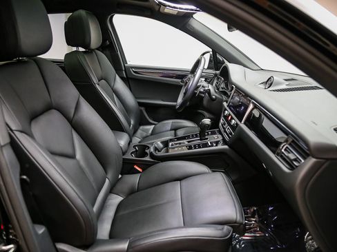 Certified 2025 Porsche Macan AWD/4WD image 21